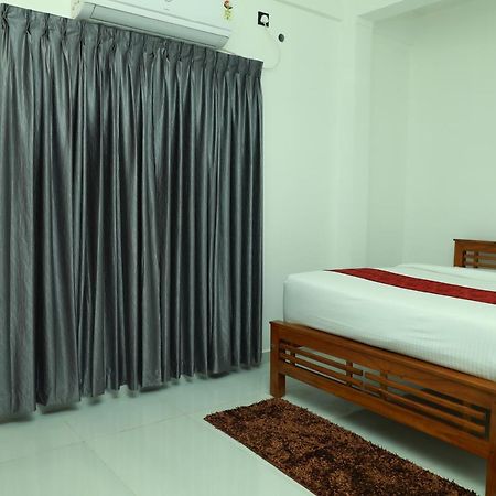 Achoos Residency Hotel ทิรูวัลละ ภายนอก รูปภาพ