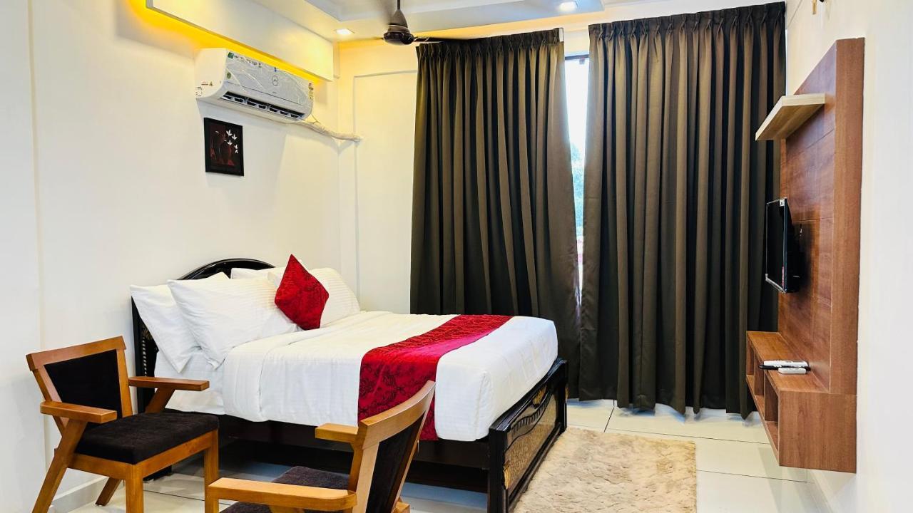 Achoos Residency Hotel ทิรูวัลละ ภายนอก รูปภาพ