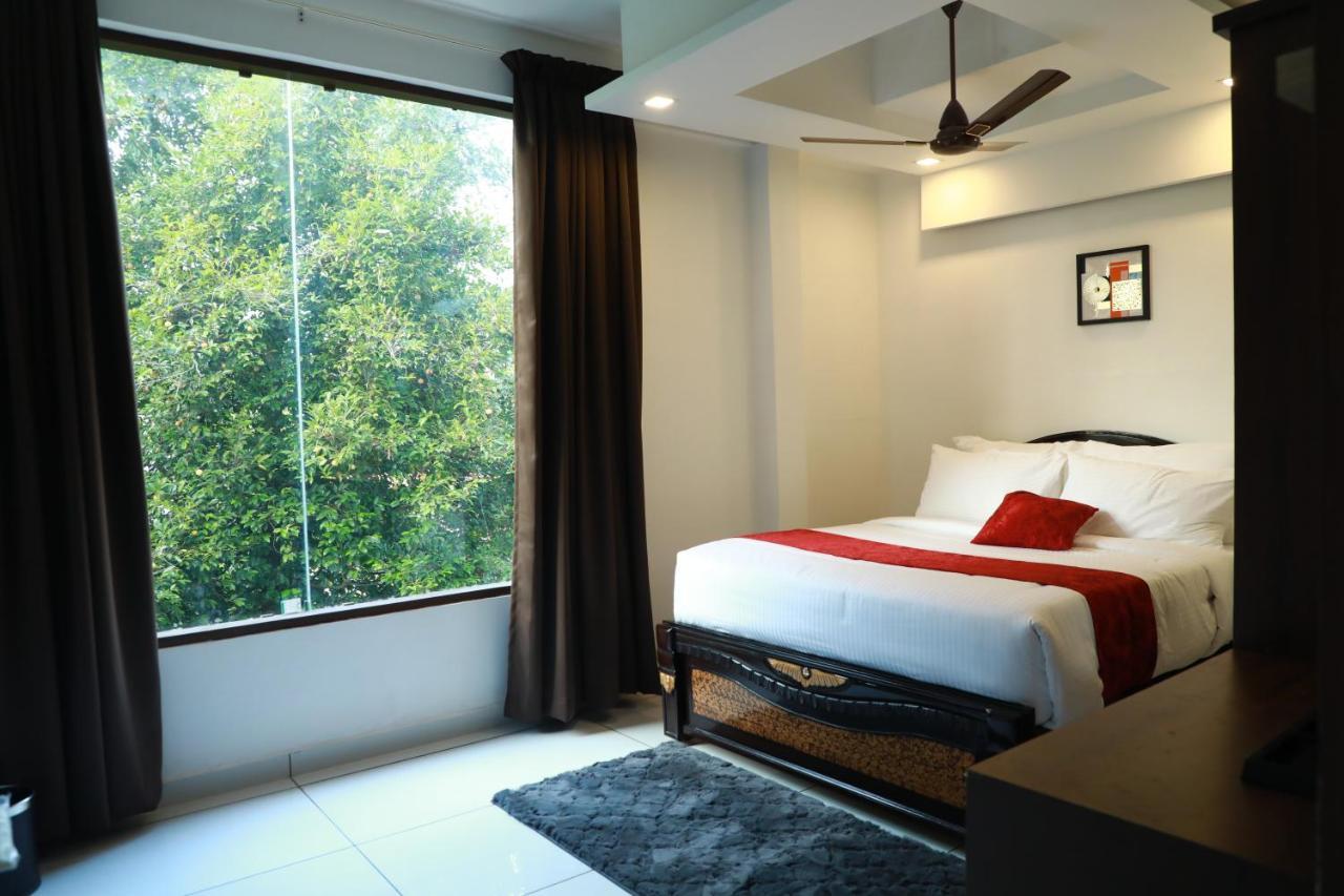 Achoos Residency Hotel ทิรูวัลละ ภายนอก รูปภาพ