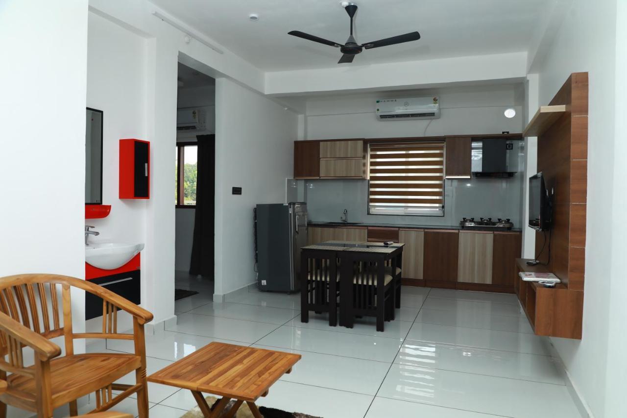 Achoos Residency Hotel ทิรูวัลละ ภายนอก รูปภาพ