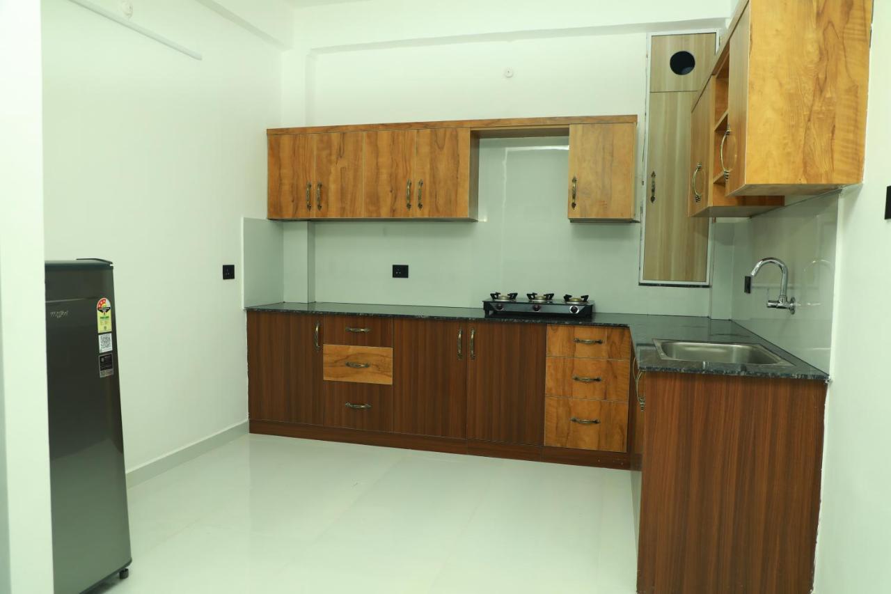 Achoos Residency Hotel ทิรูวัลละ ภายนอก รูปภาพ