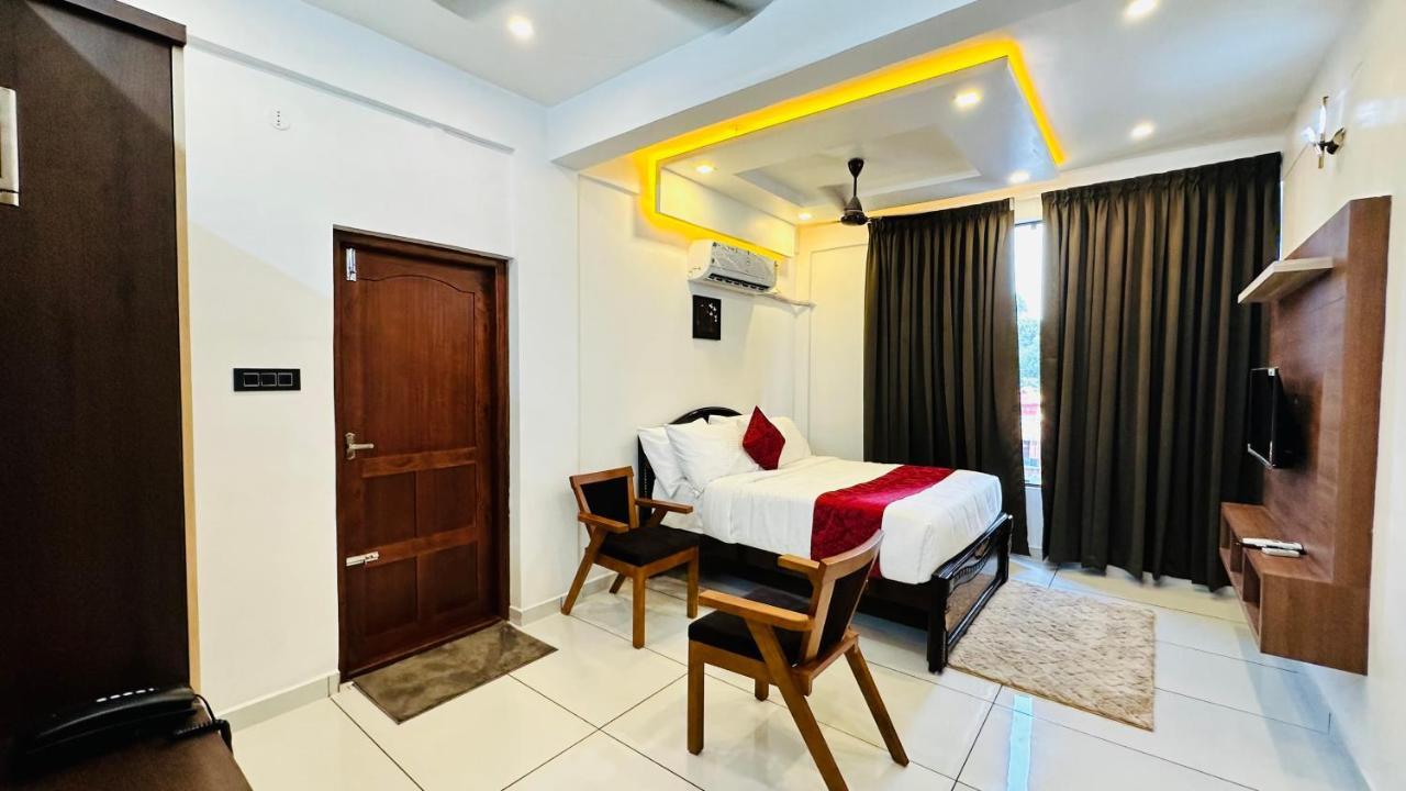 Achoos Residency Hotel ทิรูวัลละ ภายนอก รูปภาพ