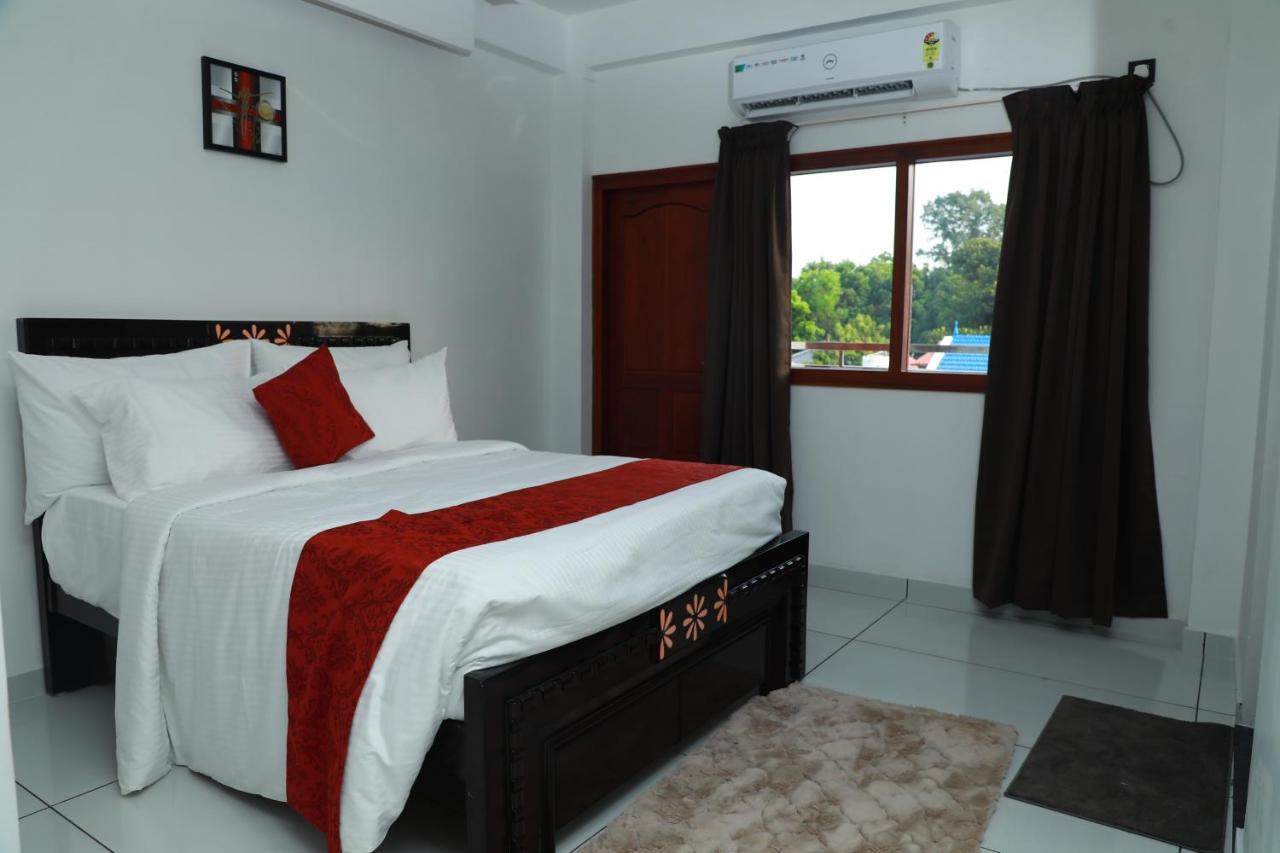 Achoos Residency Hotel ทิรูวัลละ ภายนอก รูปภาพ
