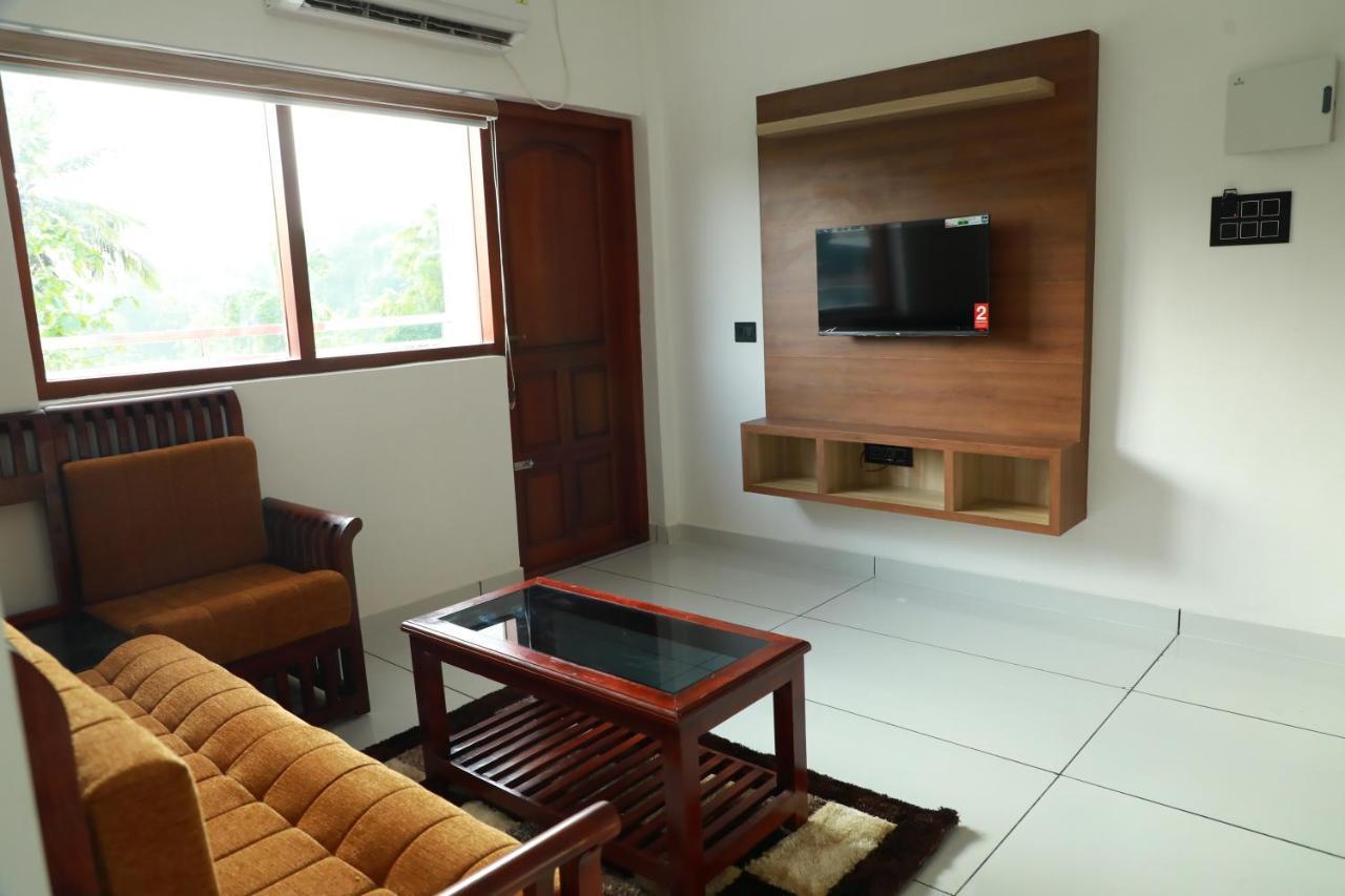 Achoos Residency Hotel ทิรูวัลละ ภายนอก รูปภาพ