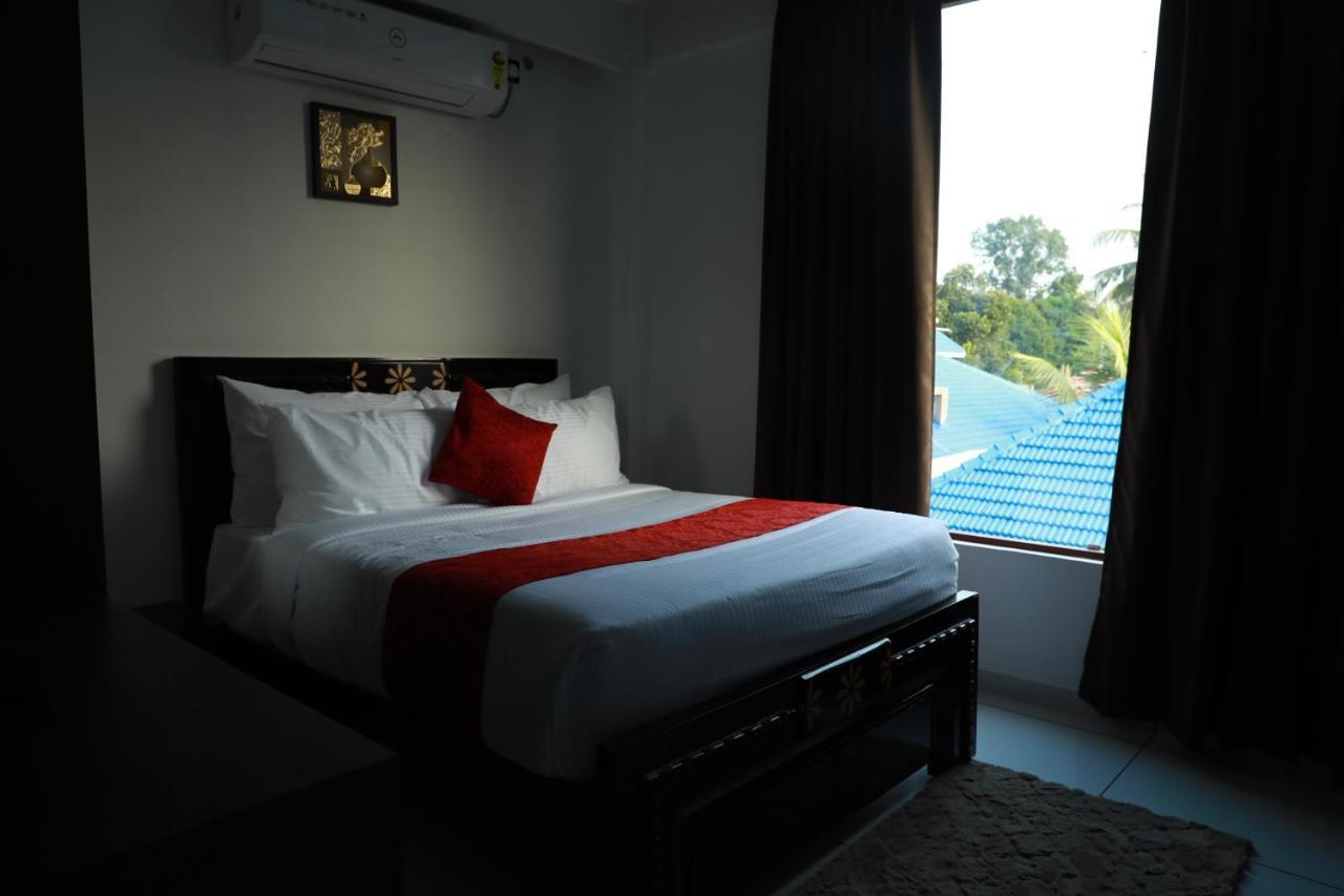 Achoos Residency Hotel ทิรูวัลละ ภายนอก รูปภาพ